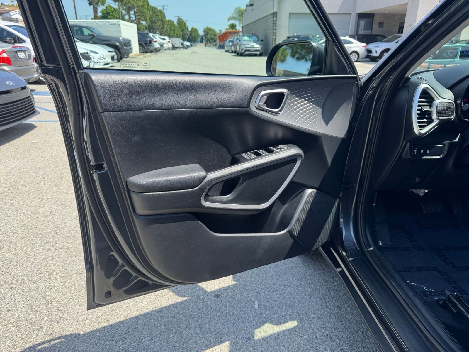 Used 2025 Kia Soul LX w/ LX Technology Package FWD image 18