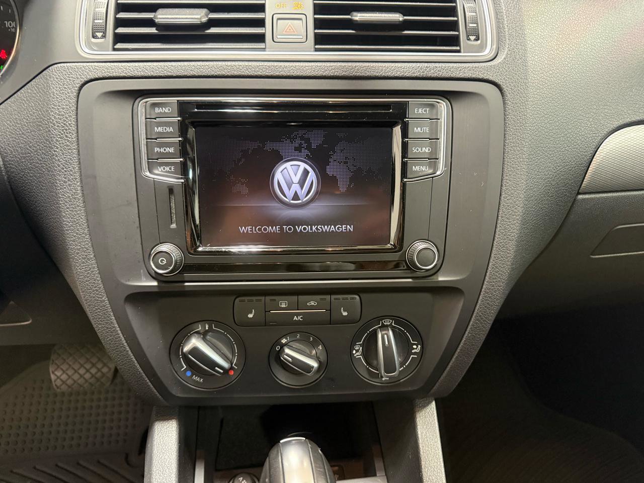 Used 2017 Volkswagen Jetta SE image 16