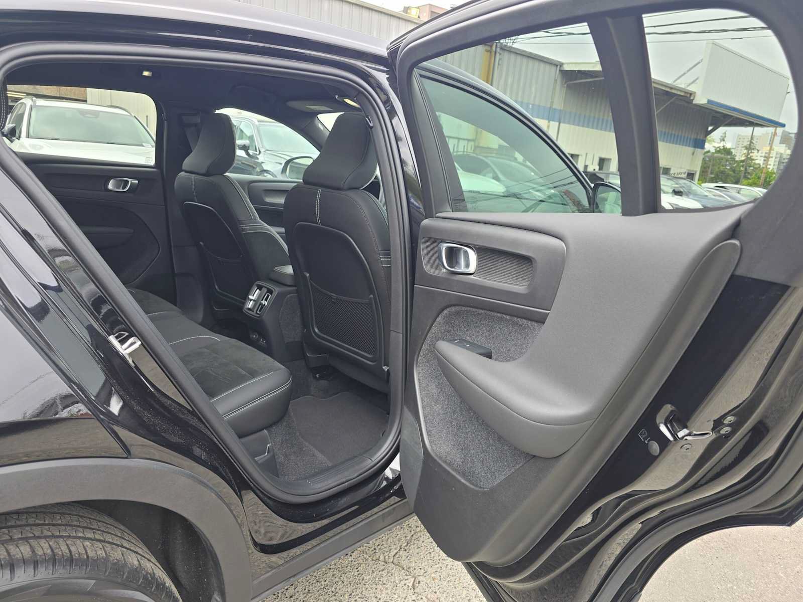 Certified 2023 Volvo C40 P8 Recharge Ultimate w/ Protection Package Premier AWD/4WD image 14