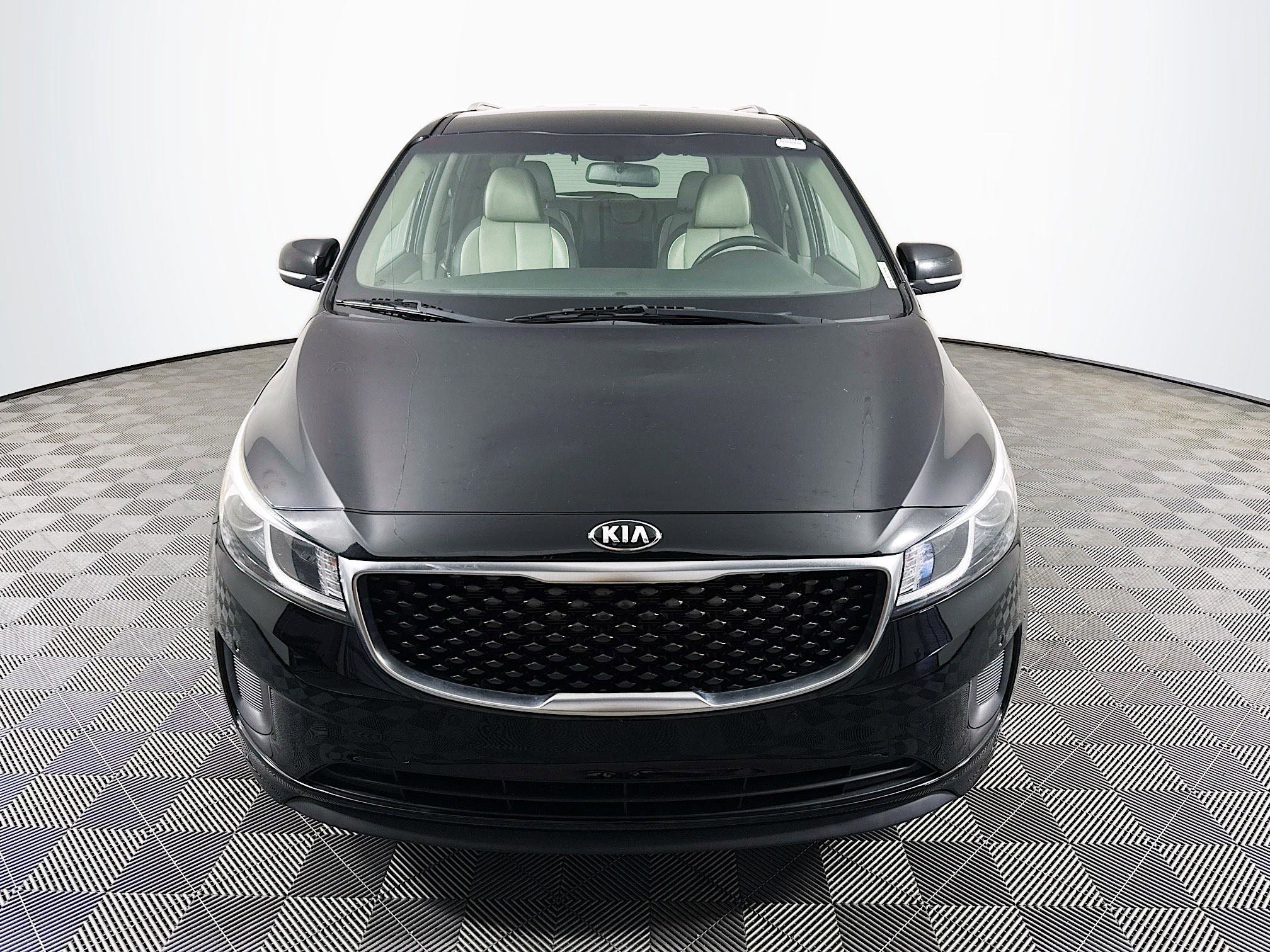 Used 2018 Kia Sedona LX w/ LX Essentials Premium Package FWD image 2