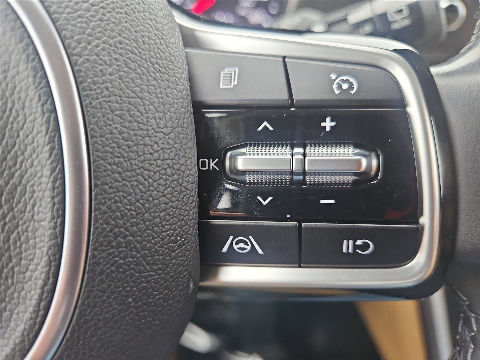 Used 2023 Kia Carnival LX image 19