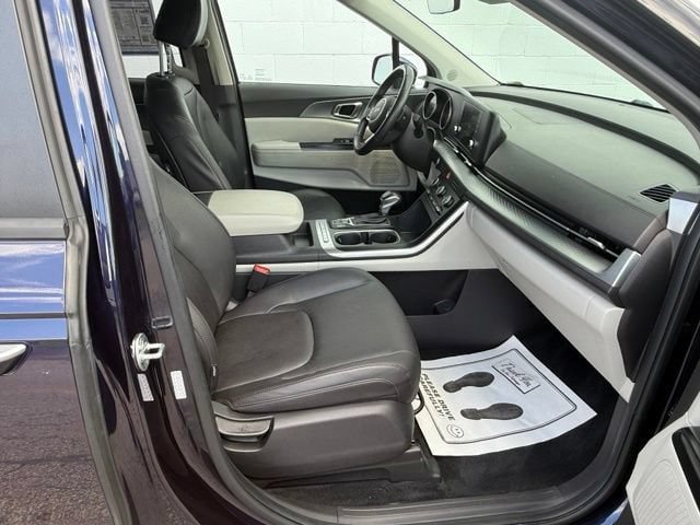 Used 2023 Kia Carnival LX FWD image 19