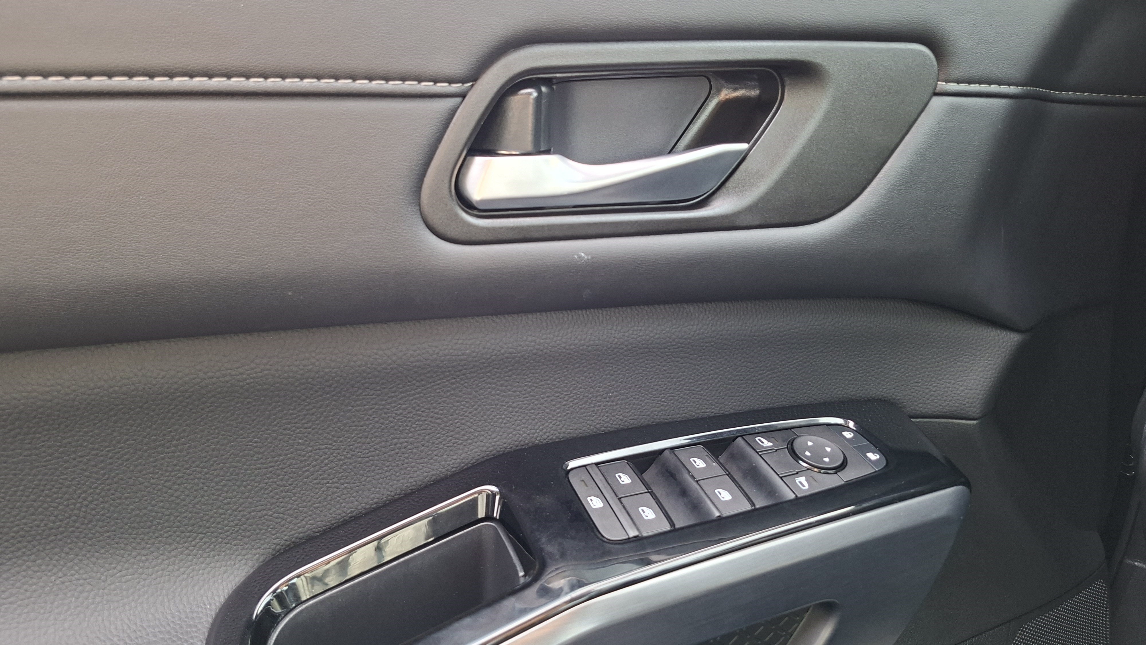 Used 2026 Nissan Pathfinder SL w/ SL Premium Package FWD image 17
