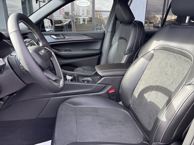 New 2025 Jeep Grand Cherokee Altitude image 5