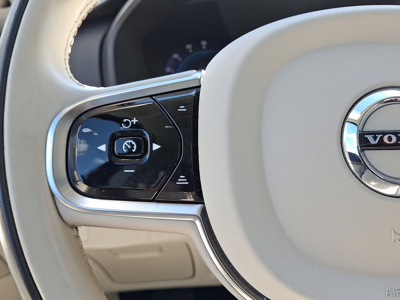 Used 2024 Volvo XC90 T8 Plus w/ Protection Package Premier image 23