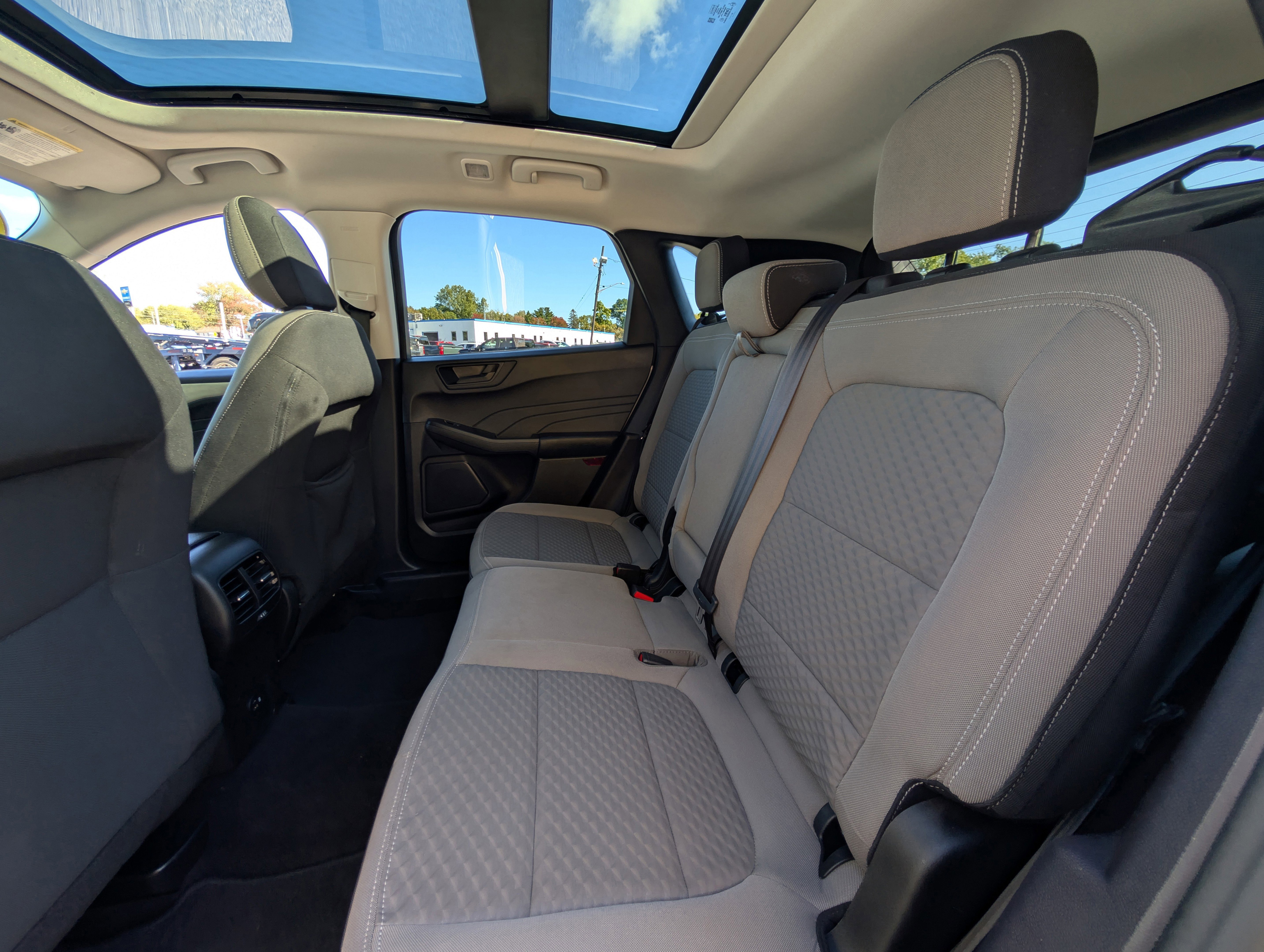 Used 2022 Ford Escape SE w/ SE Sport Appearance Package image 32