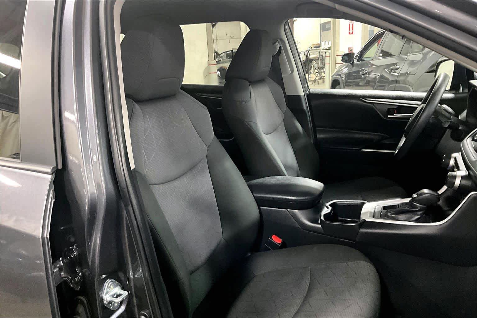 Used 2025 Toyota RAV4 XLE AWD/4WD image 9