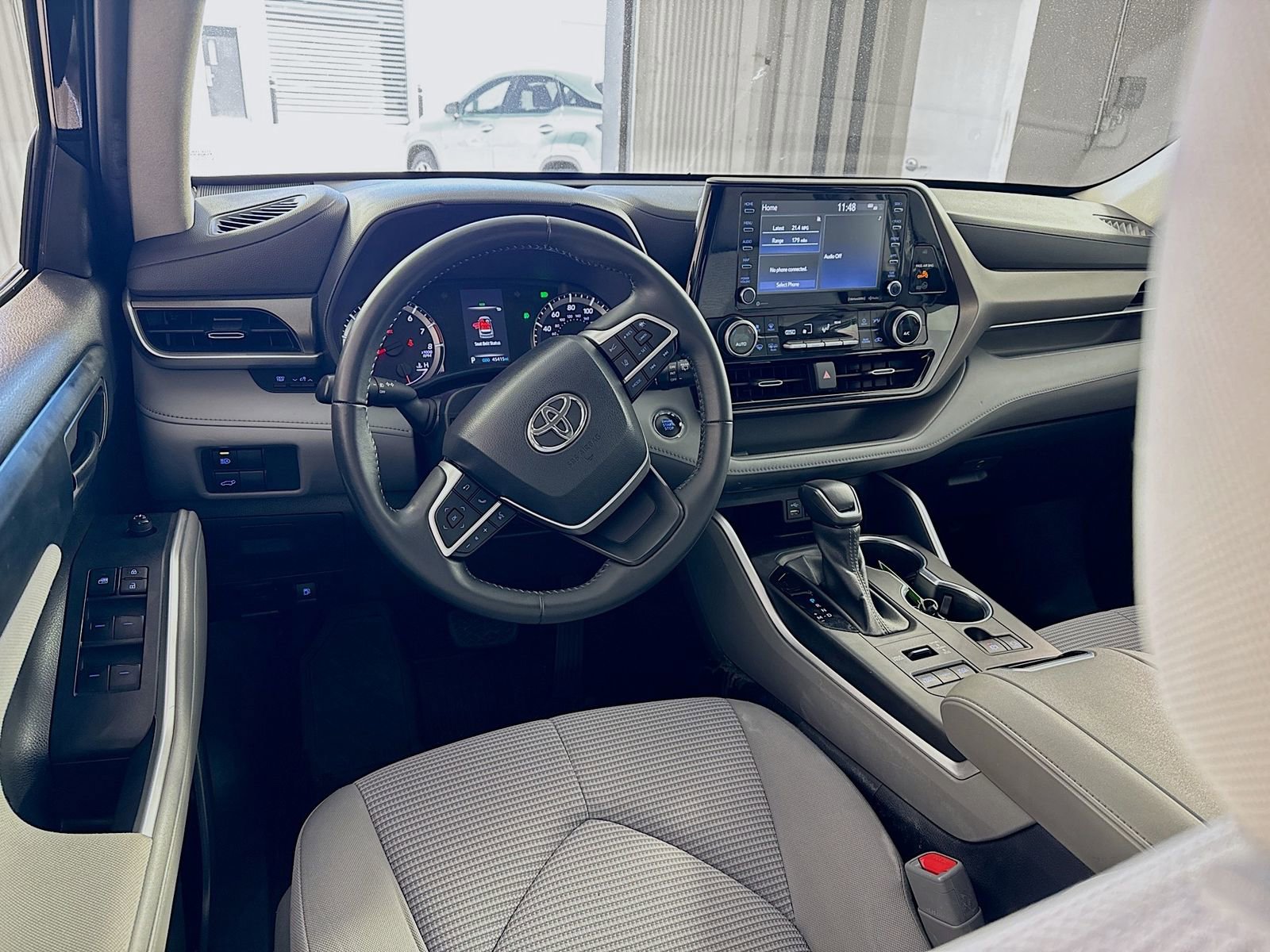 Used 2022 Toyota Highlander LE AWD/4WD image 16