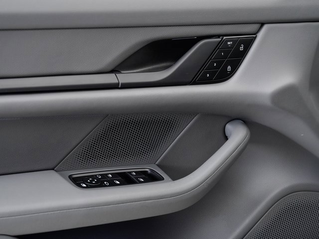 Used 2023 Porsche Taycan image 7