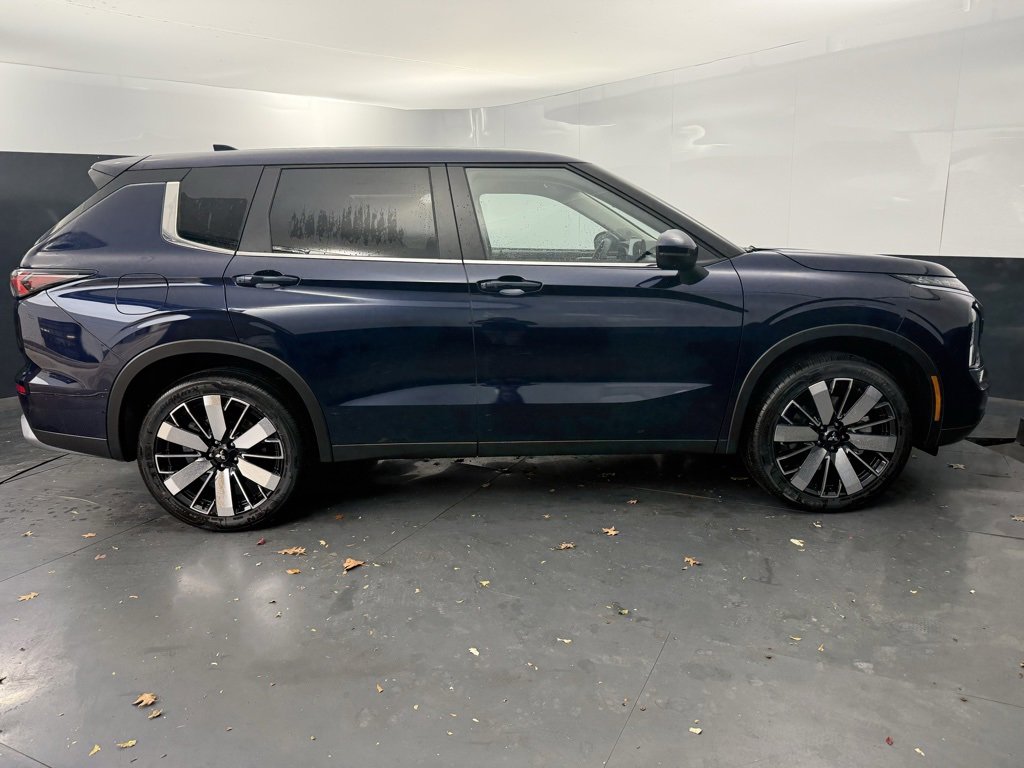 New 2025 Mitsubishi Outlander SE image 2