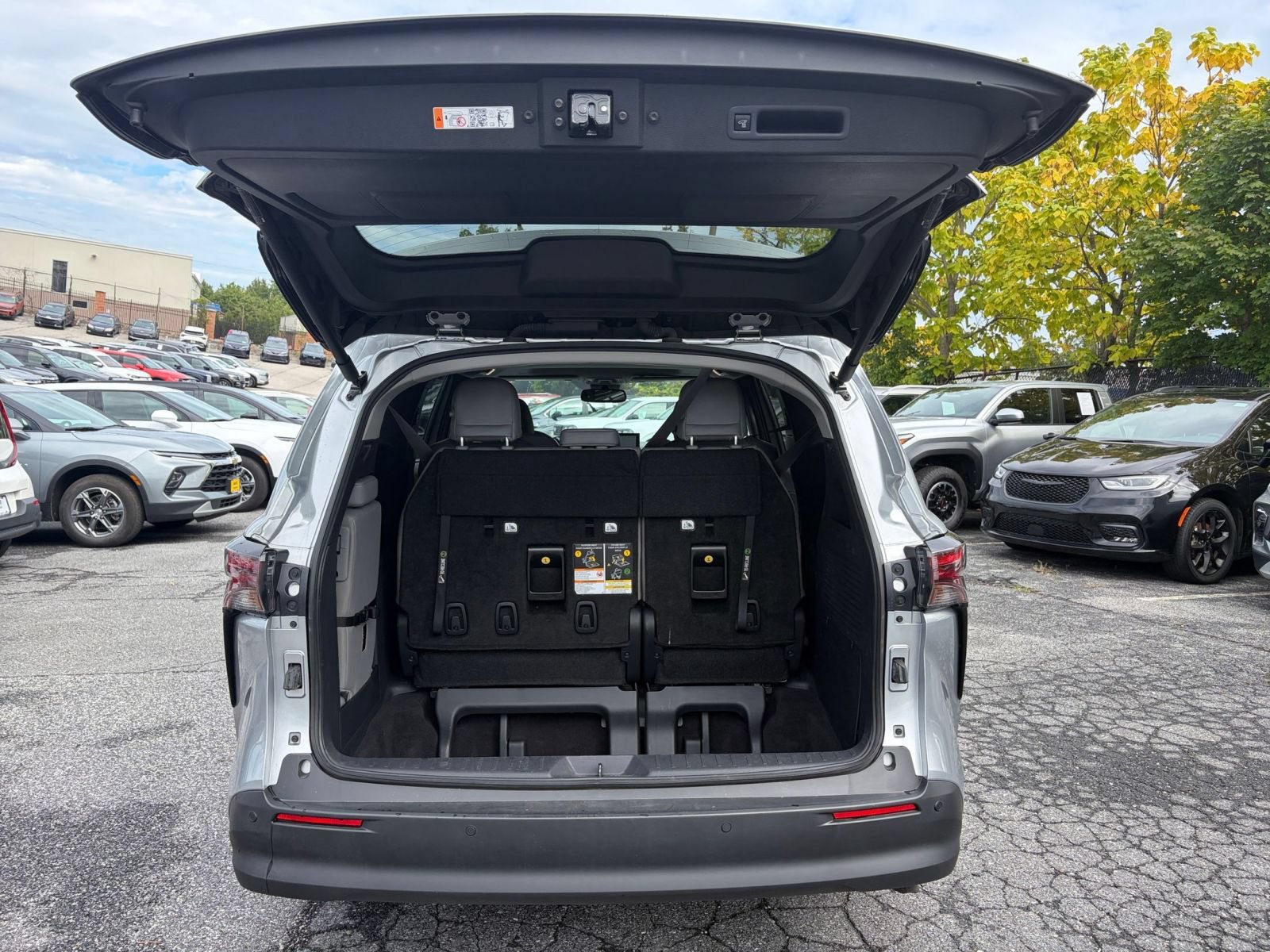 Used 2025 Toyota Sienna XLE FWD image 27