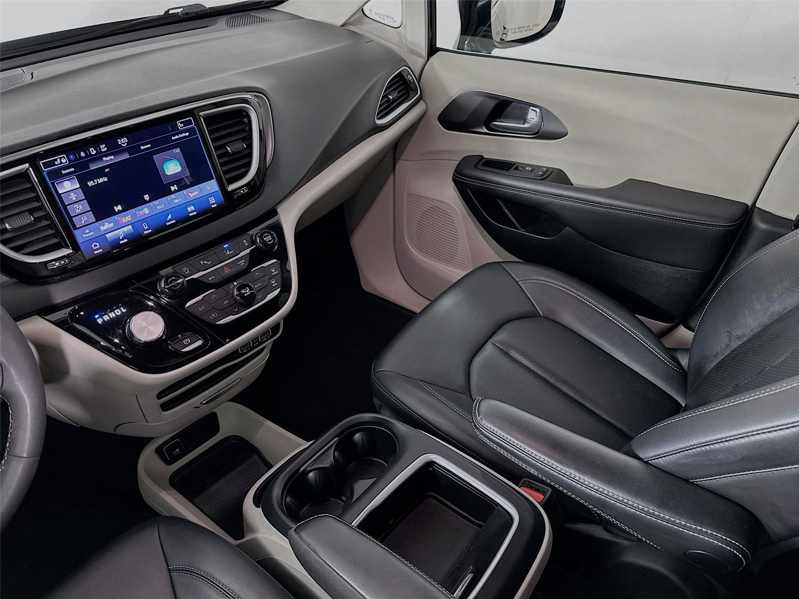 Used 2024 Chrysler Pacifica Touring-L image 24