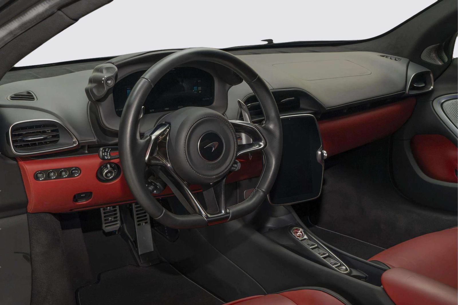 Used 2023 McLaren Artura RWD image 20