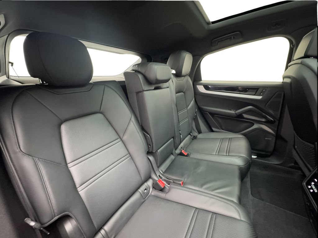 Used 2024 Porsche Cayenne Coupe image 27