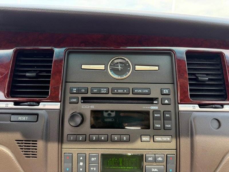 Used 2005 Lincoln Town Car Signature Limited image 14