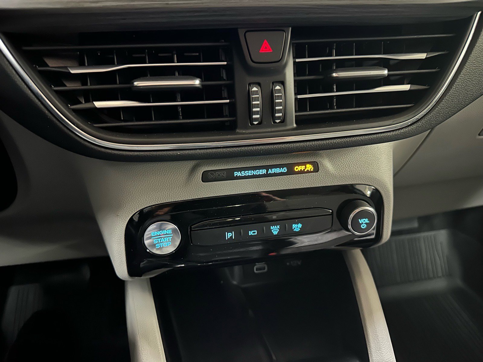 Certified 2025 Ford Escape Platinum w/ Premium Technology Package image 40