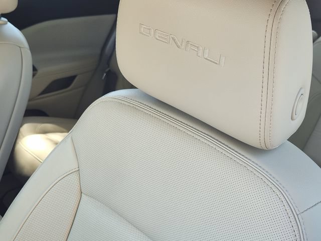 Used 2019 GMC Acadia Denali w/ Technology Package FWD image 15