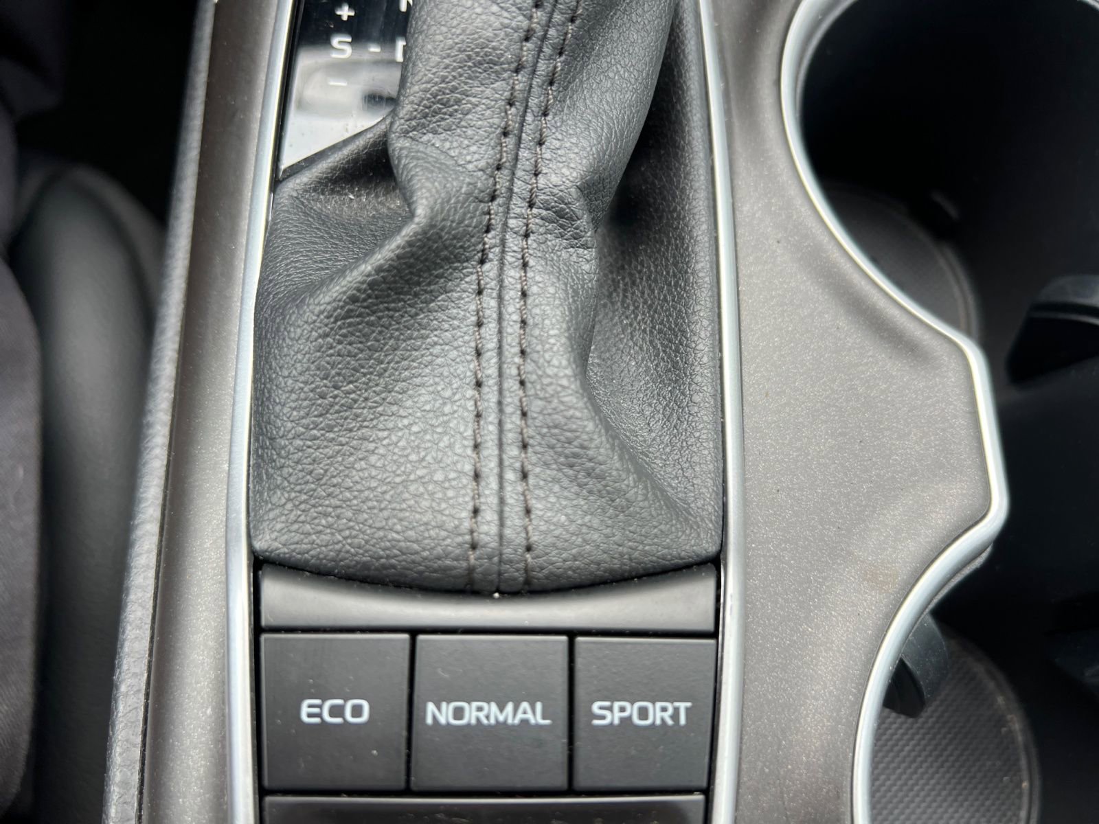 Used 2022 Toyota Camry XLE w/ Navigation Package image 25