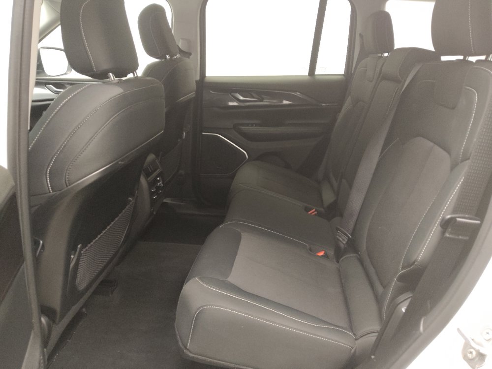 Used 2022 Jeep Grand Cherokee Laredo w/ Luxury Tech Group I AWD/4WD image 18