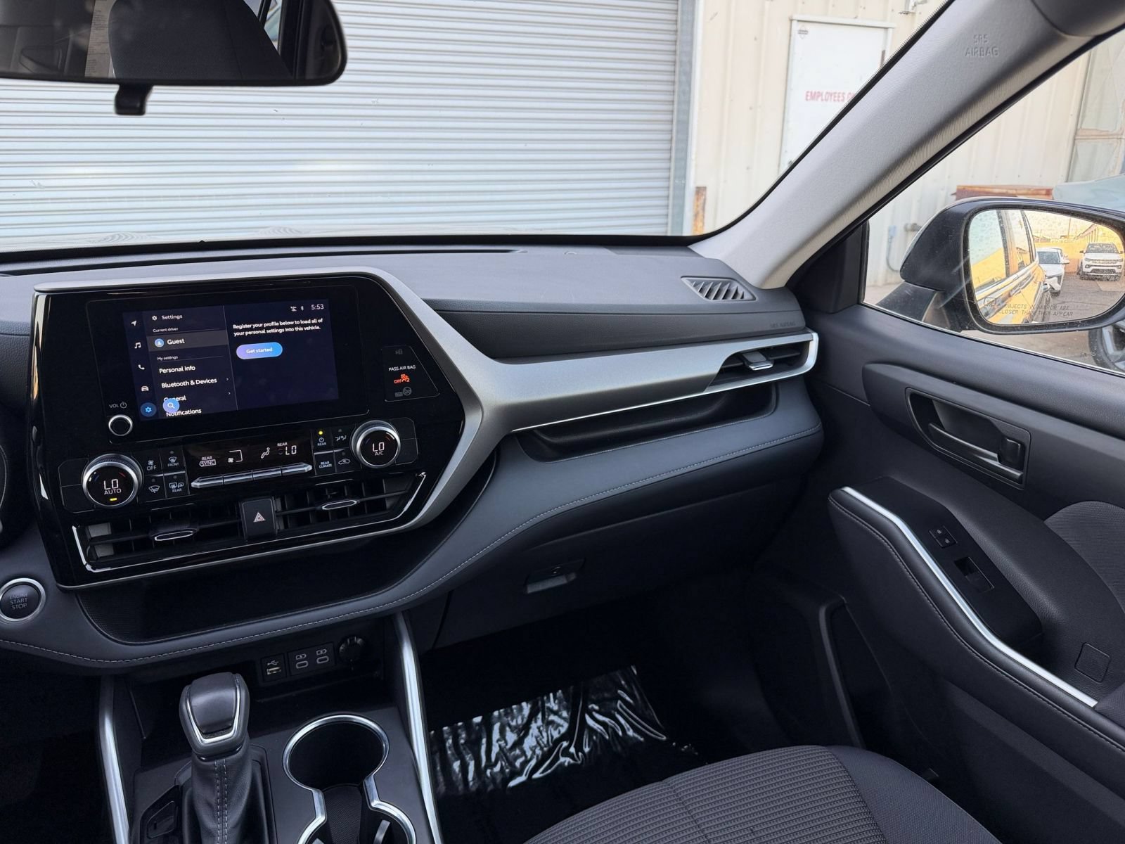 Used 2025 Toyota Highlander LE FWD image 37