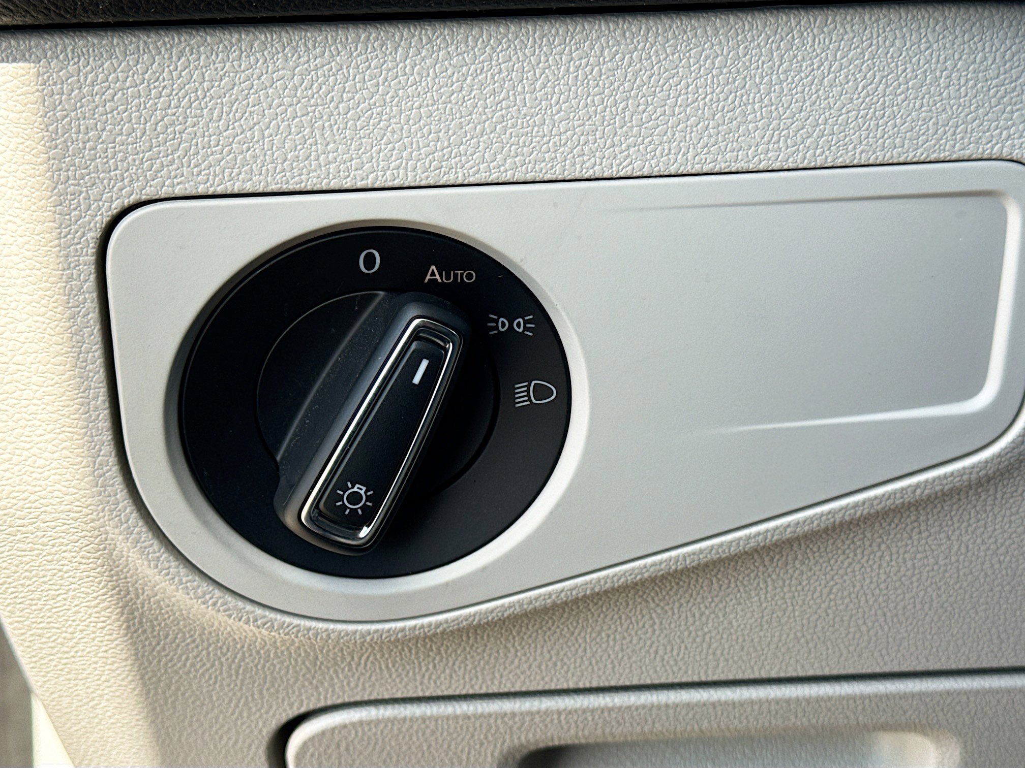 Used 2022 Volkswagen Tiguan SE image 36