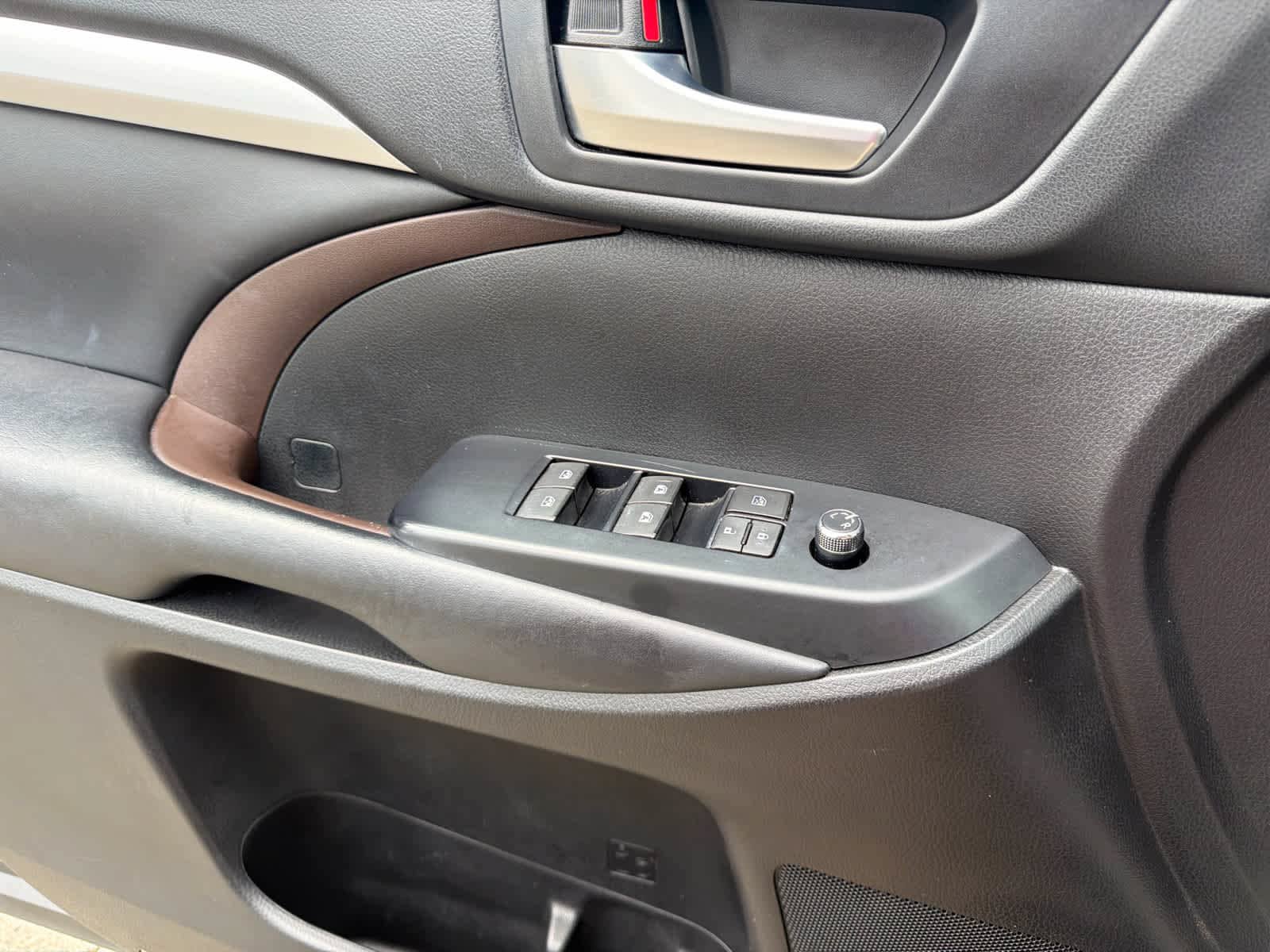 Used 2019 Toyota Highlander XLE AWD/4WD image 19