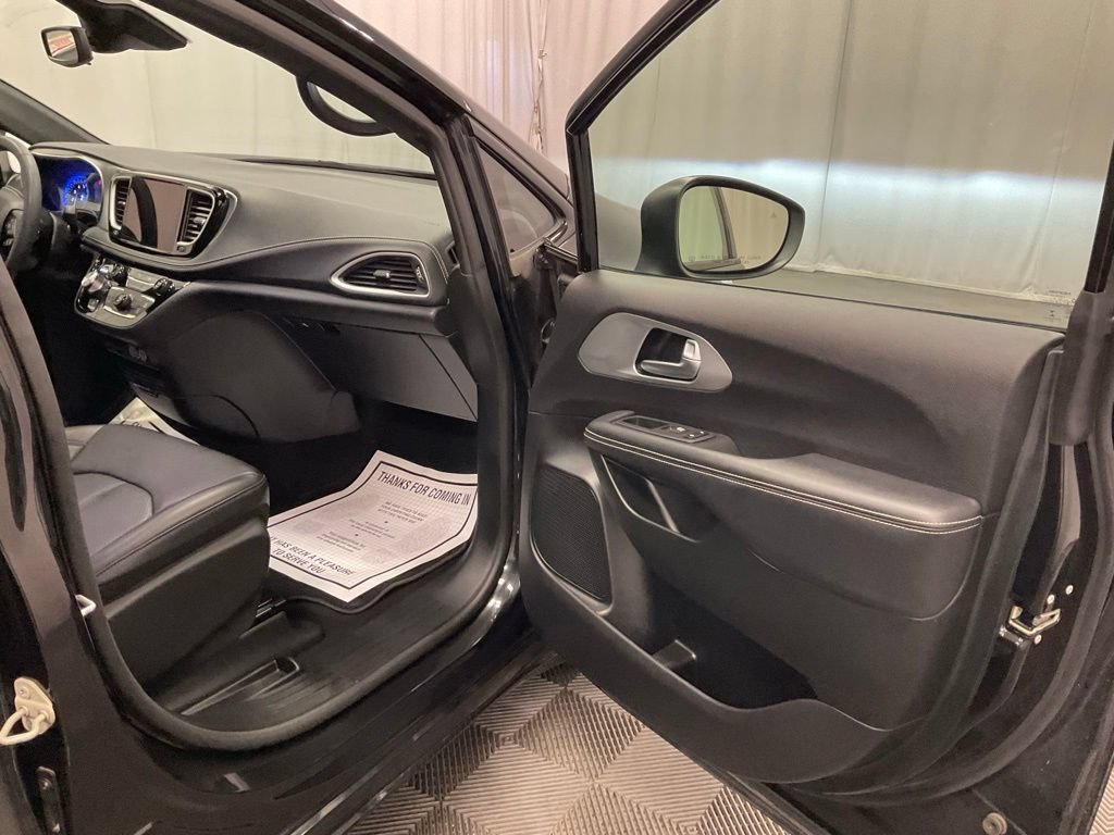 Used 2023 Chrysler Pacifica Touring-L w/ S Appearance Package FWD image 30
