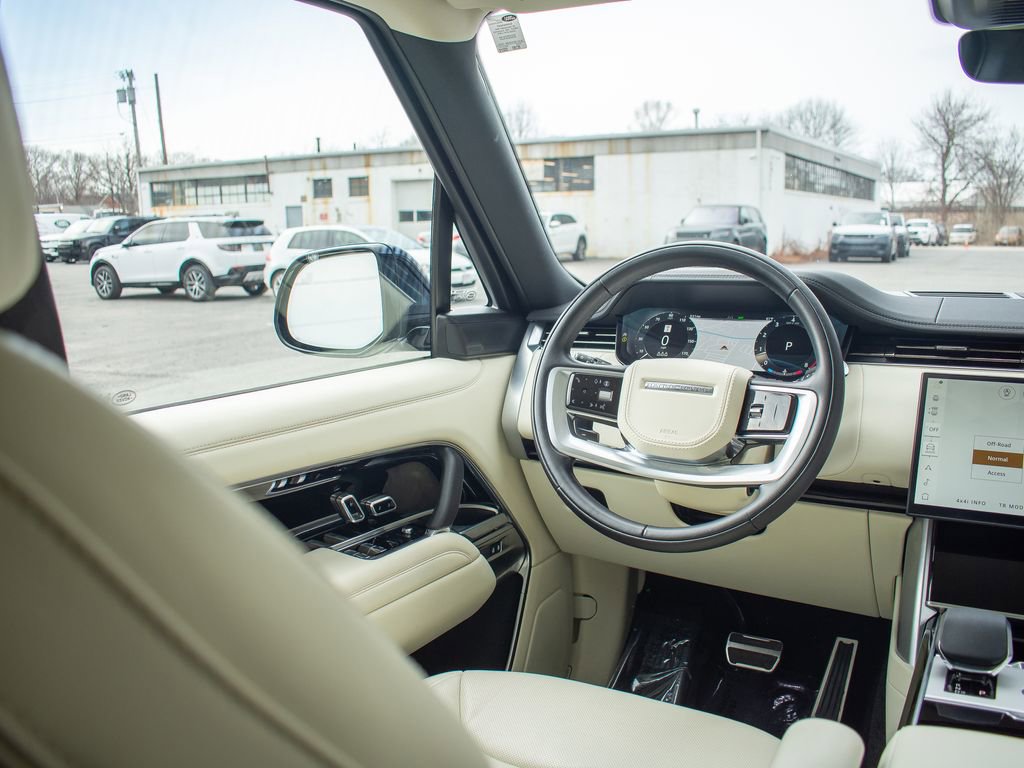 Certified 2025 Land Rover Range Rover SE image 19