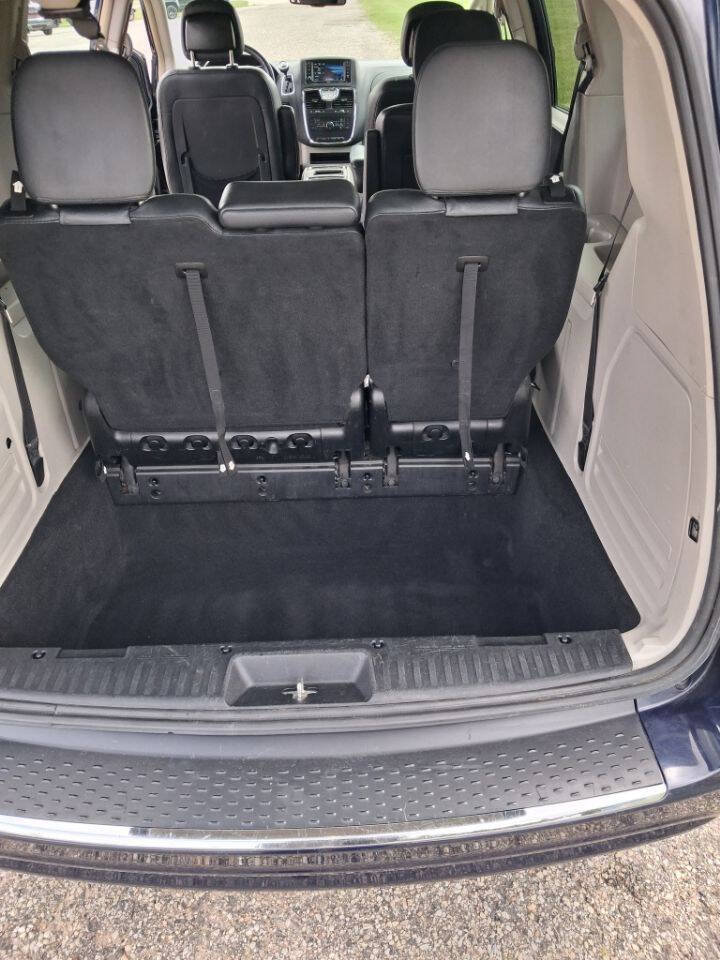 Used 2016 Chrysler Town & Country Touring FWD image 5