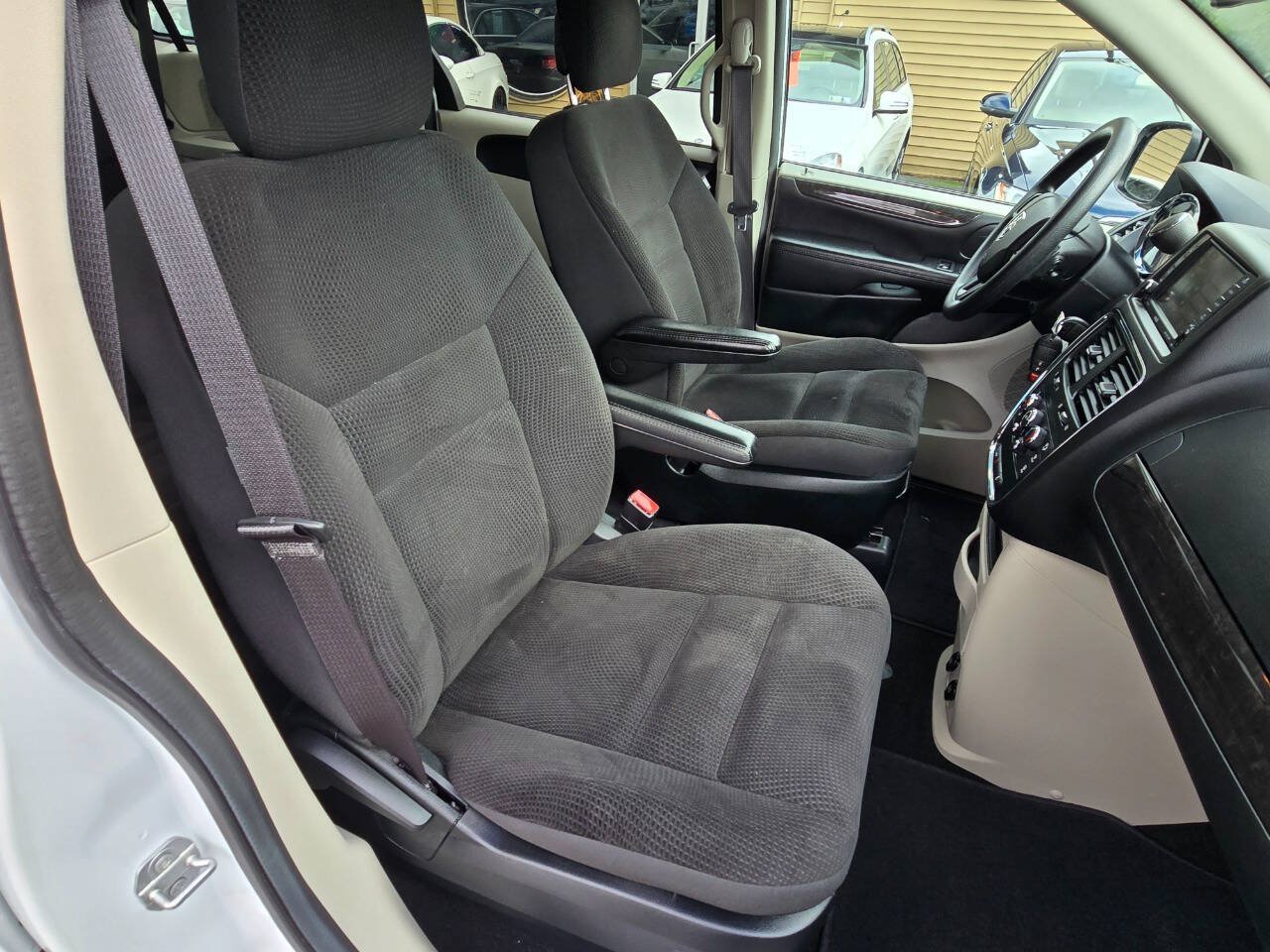 Used 2018 Dodge Grand Caravan SE w/ UConnect Hands-Free Group FWD image 30