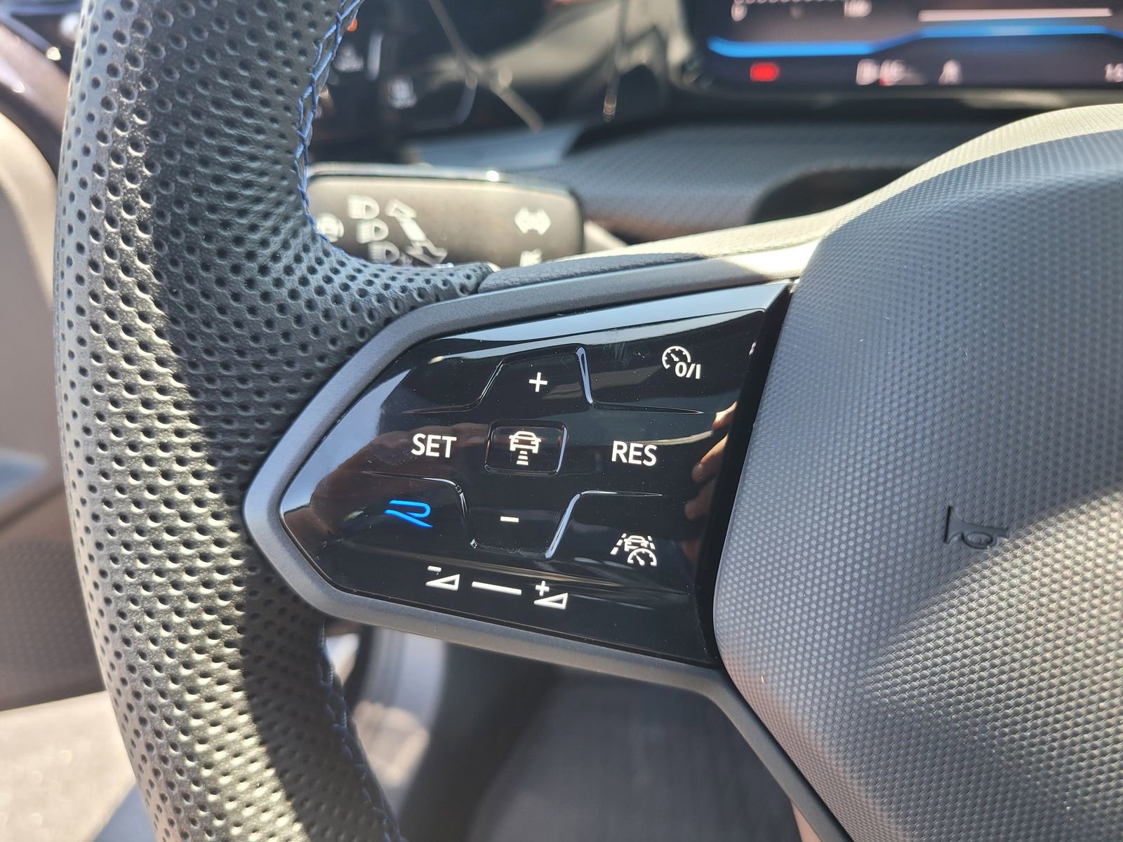 Used 2024 Volkswagen Golf R 2.0T image 29