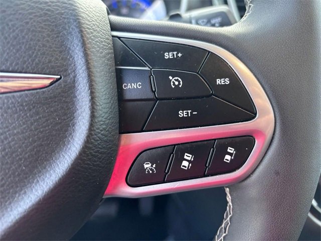 Used 2025 Chrysler Pacifica Select image 18