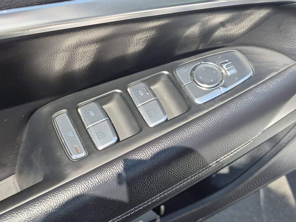 Used 2025 Genesis G70 2.5T RWD image 13