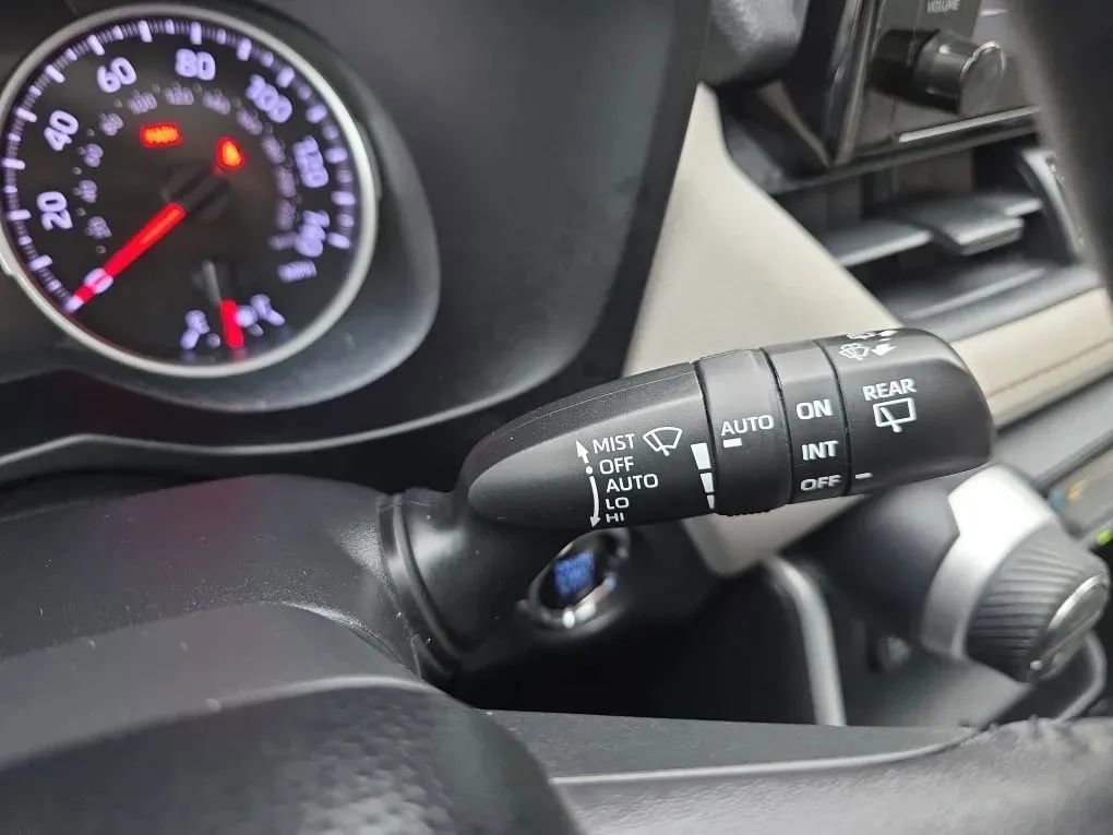 Used 2021 Toyota RAV4 XLE Premium image 23