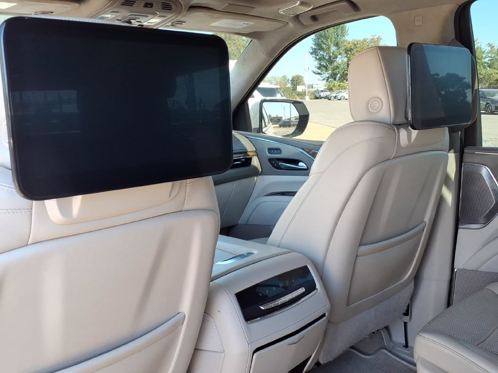 Used 2022 Cadillac Escalade Sport Platinum w/ LPO, ONYX Package AWD/4WD image 14