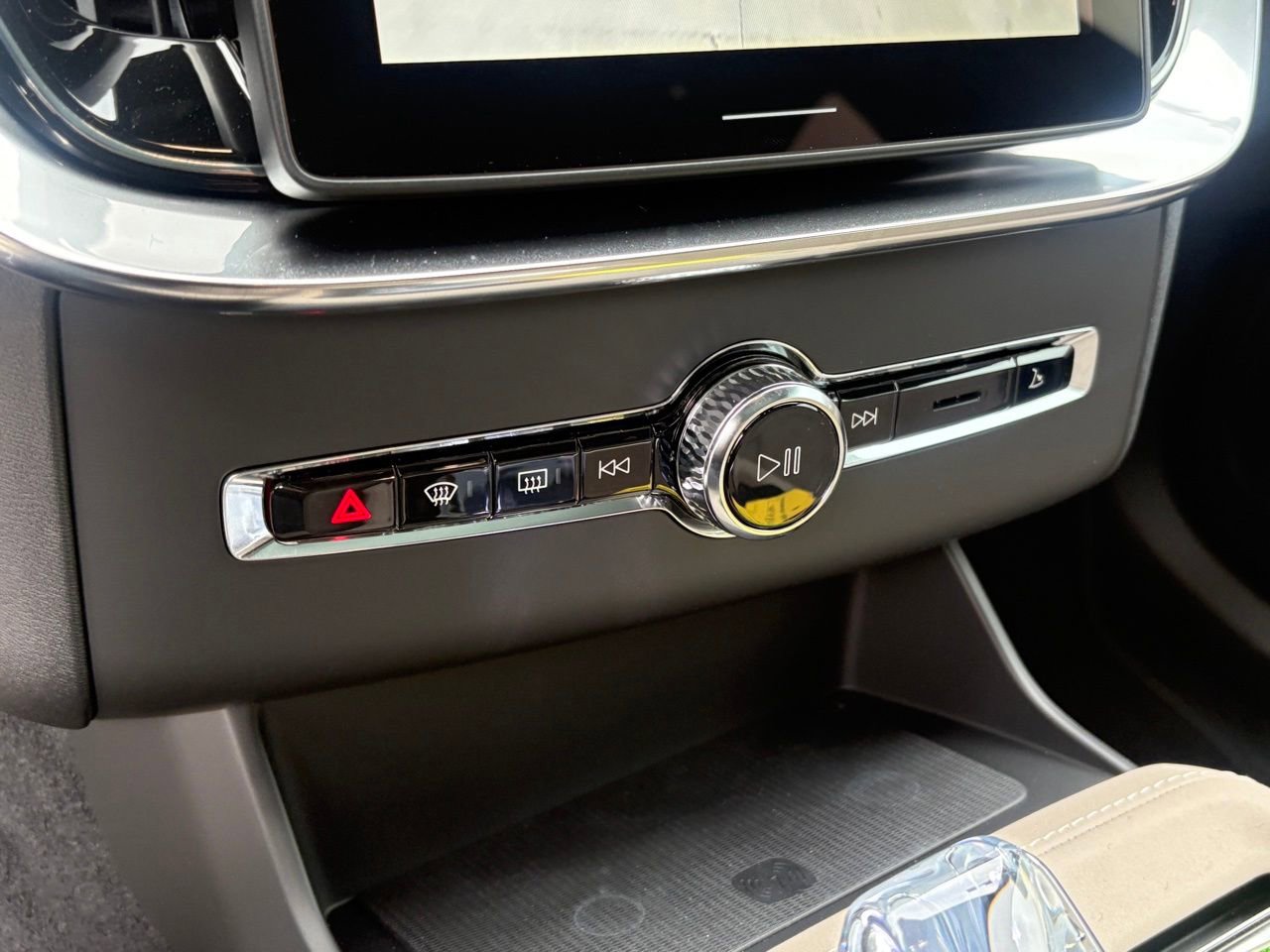 New 2026 Volvo XC90 T8 Plus w/ Protection Package Premier AWD/4WD image 17