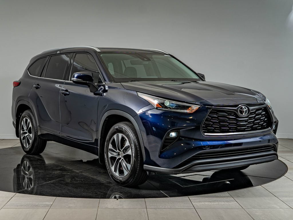 Used 2021 Toyota Highlander XLE AWD/4WD image 3