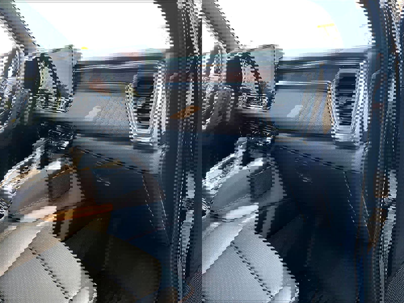 Used 2024 GMC Canyon Denali image 13