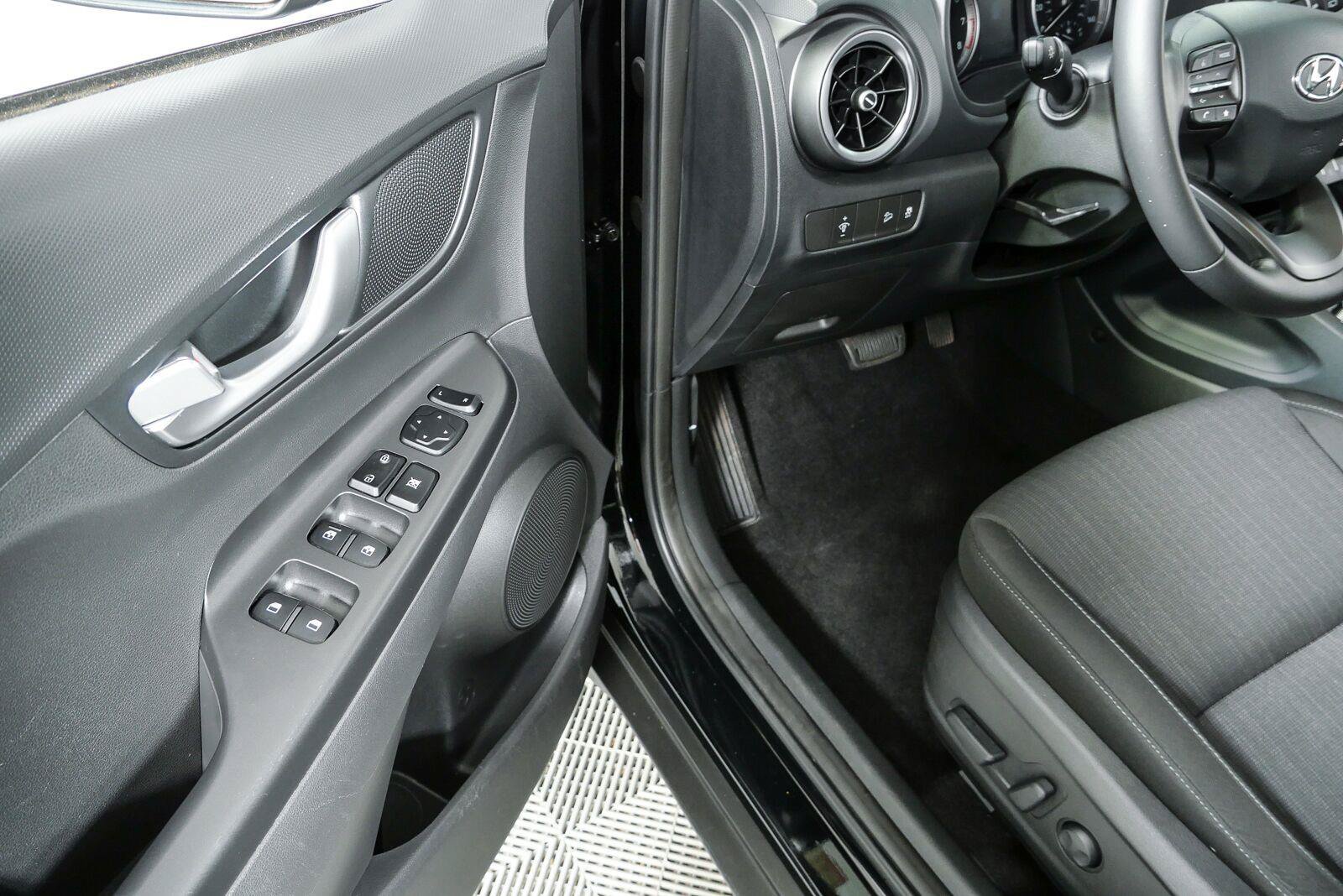 Used 2023 Hyundai Kona SEL w/ Convenience Package FWD image 7