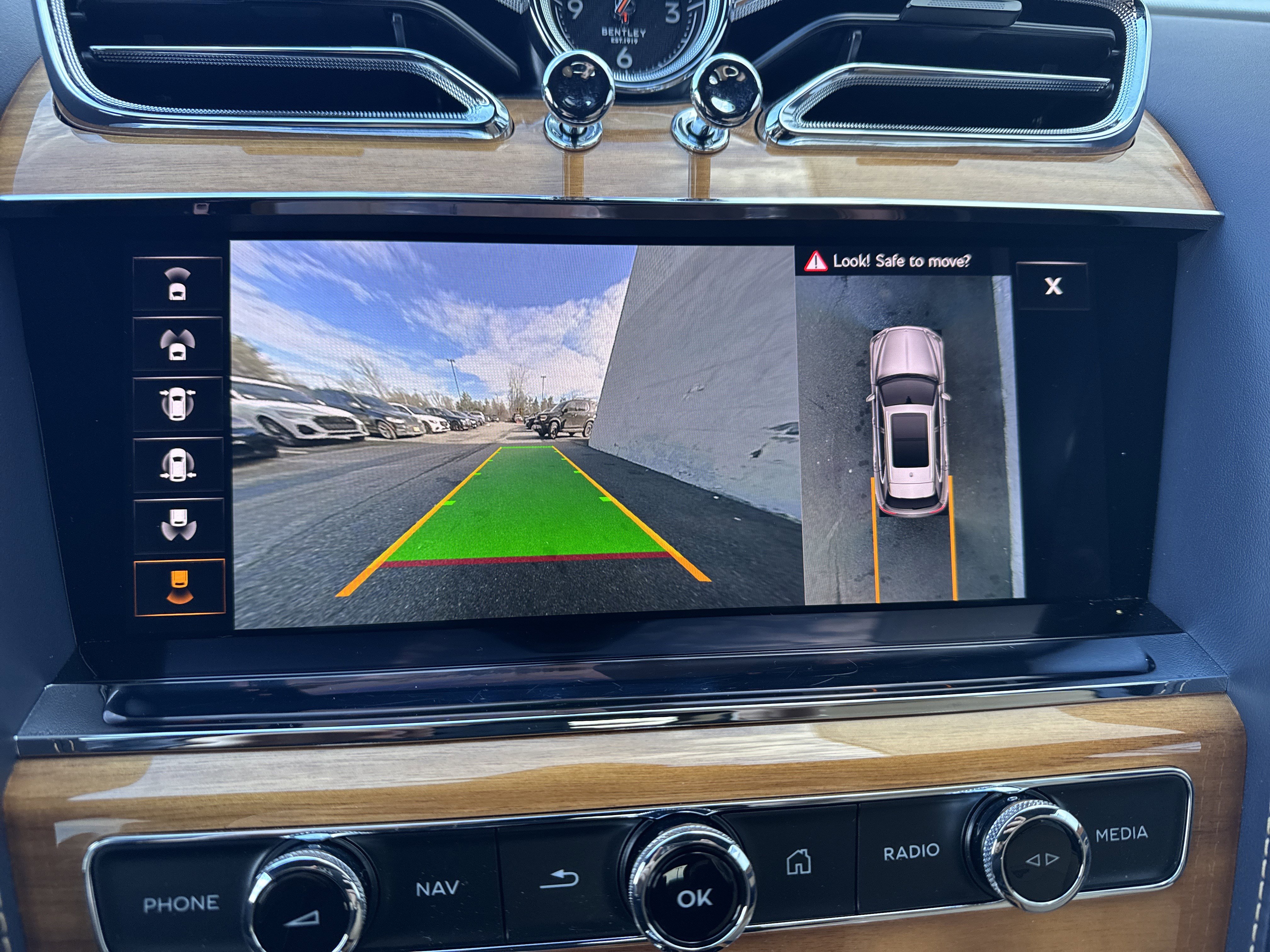 Used 2022 Bentley Bentayga V8 image 24