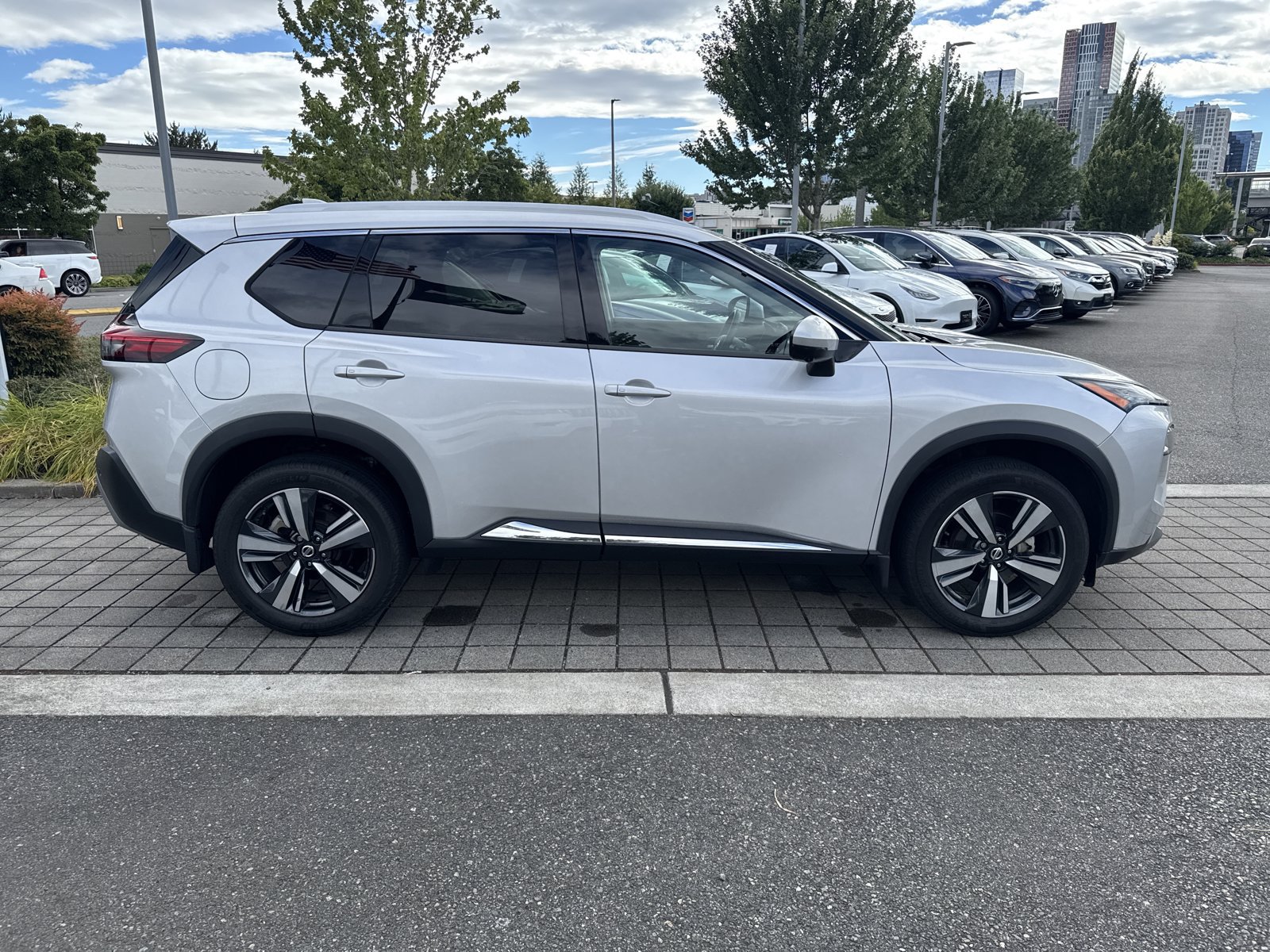 Used 2021 Nissan Rogue SL w/ Premium Package FWD image 5
