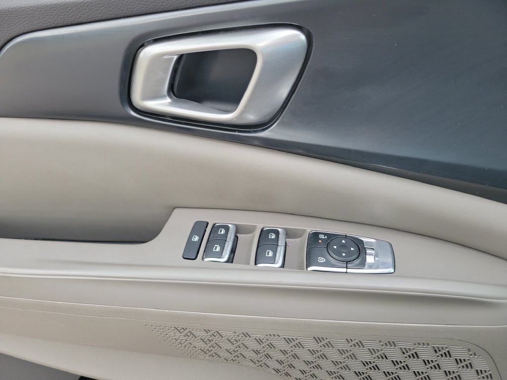 Used 2025 Kia Carnival FWD image 31