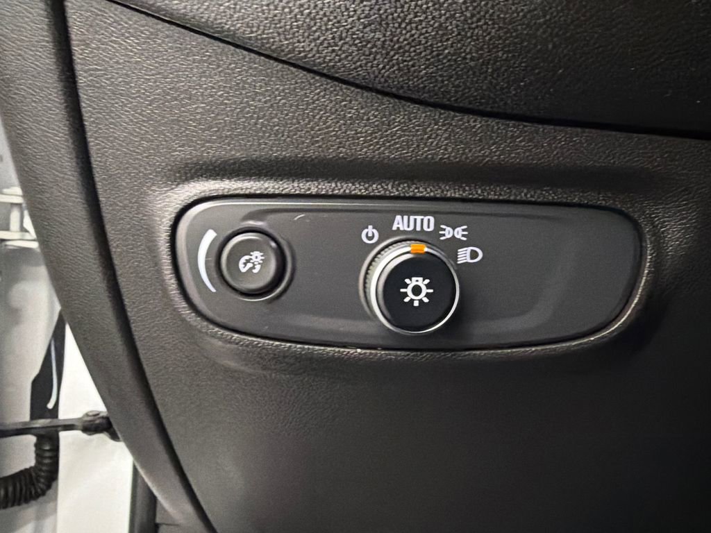 Used 2020 Chevrolet Equinox LT image 30