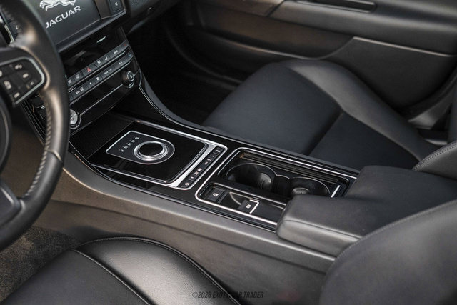 Used 2018 Jaguar XE Premium AWD/4WD image 32
