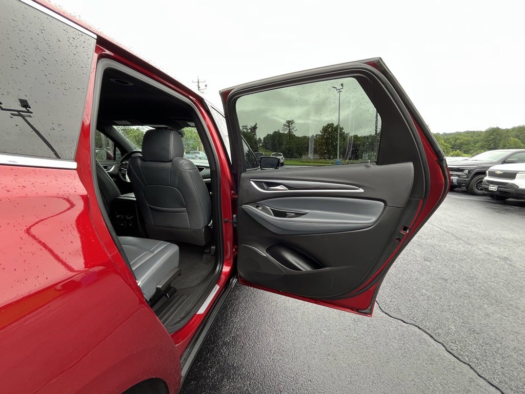 Used 2024 Buick Enclave Premium image 17