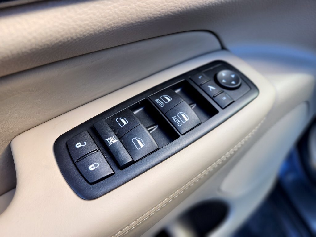 Used 2015 Jeep Grand Cherokee Overland w/ Advanced Technology Group AWD/4WD image 17