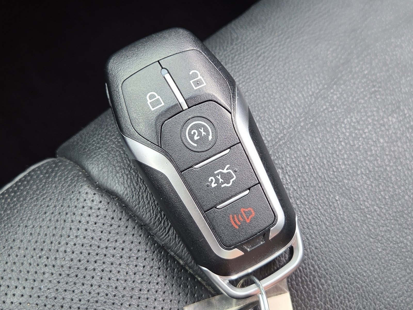 Used 2015 Ford Edge Titanium w/ Equipment Group 301A AWD/4WD image 32