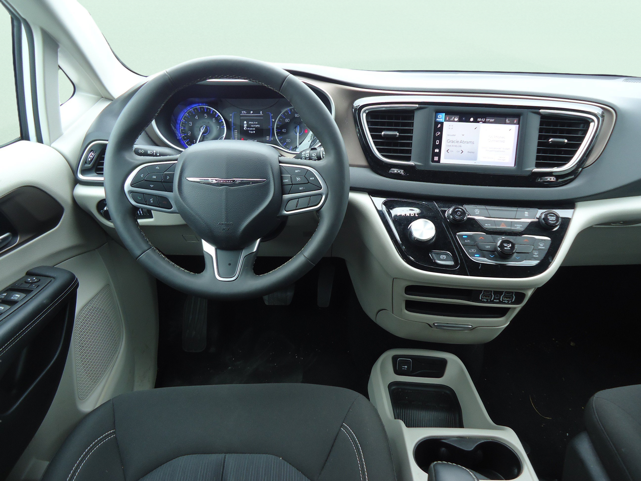 Used 2023 Chrysler Voyager LX FWD image 16