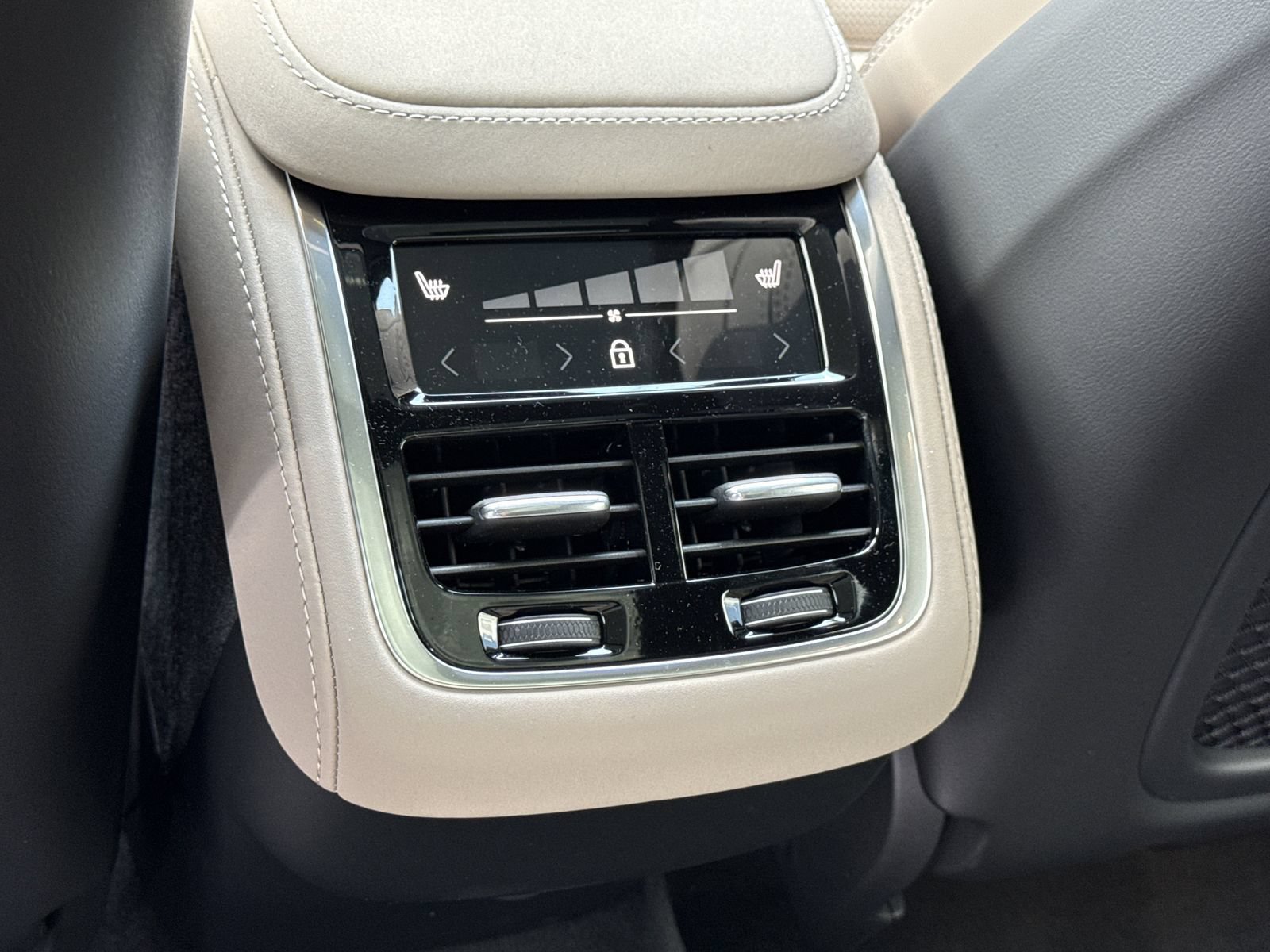 New 2026 Volvo XC90 B5 Ultra w/ Protection Package Premier AWD/4WD image 17