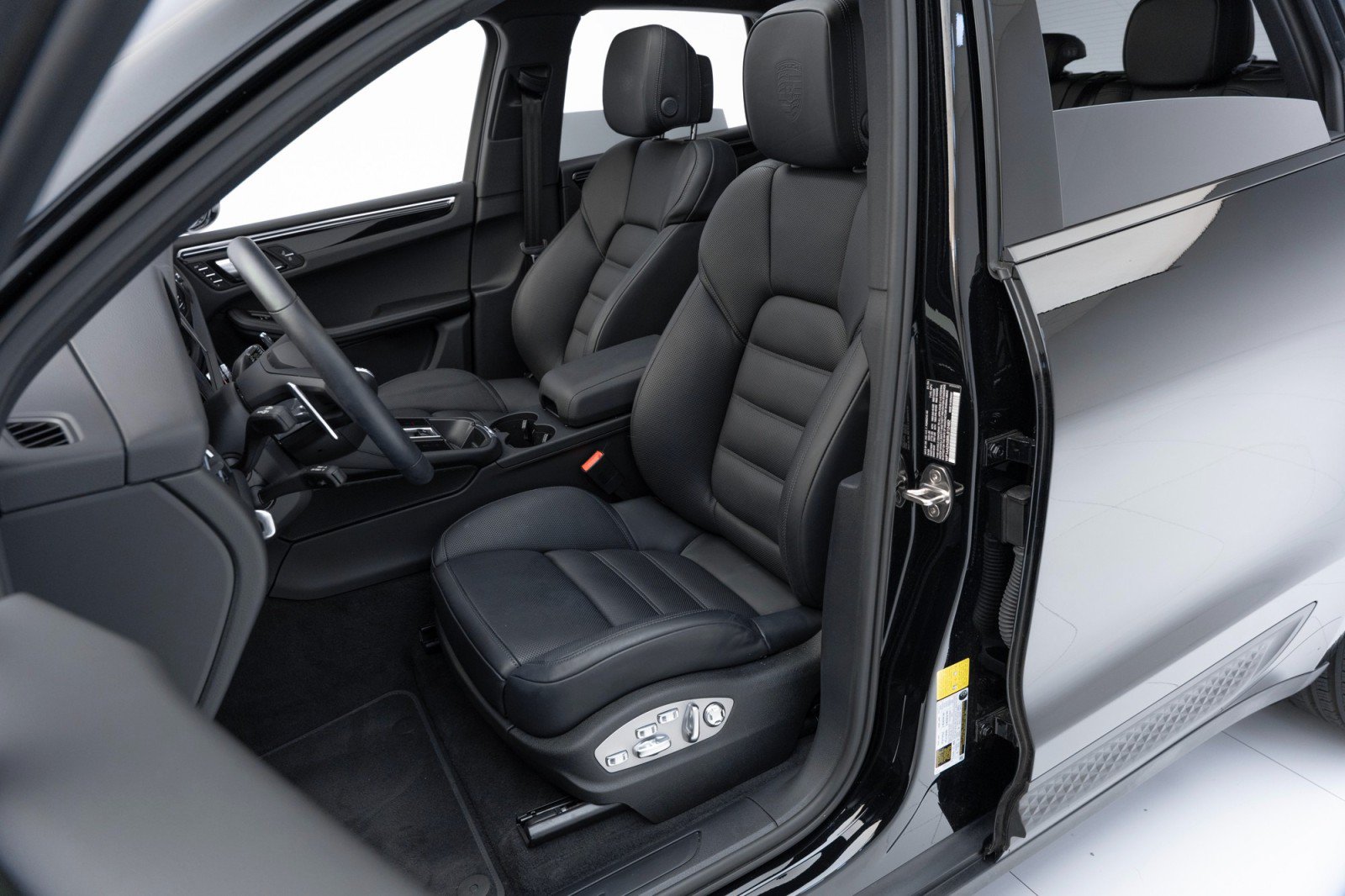Certified 2024 Porsche Macan AWD/4WD image 5